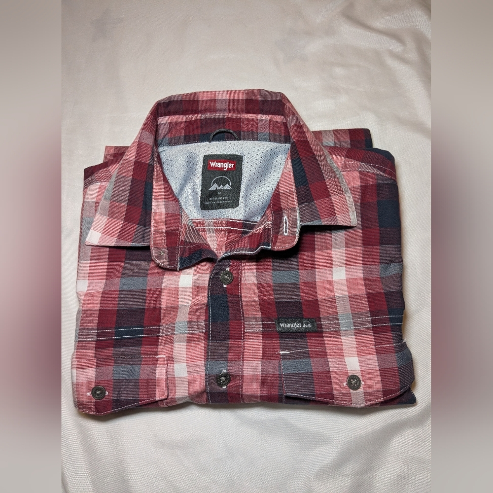 Wrangler Men's Red Plaid Short‎ Sleeve Shirt Size Medium